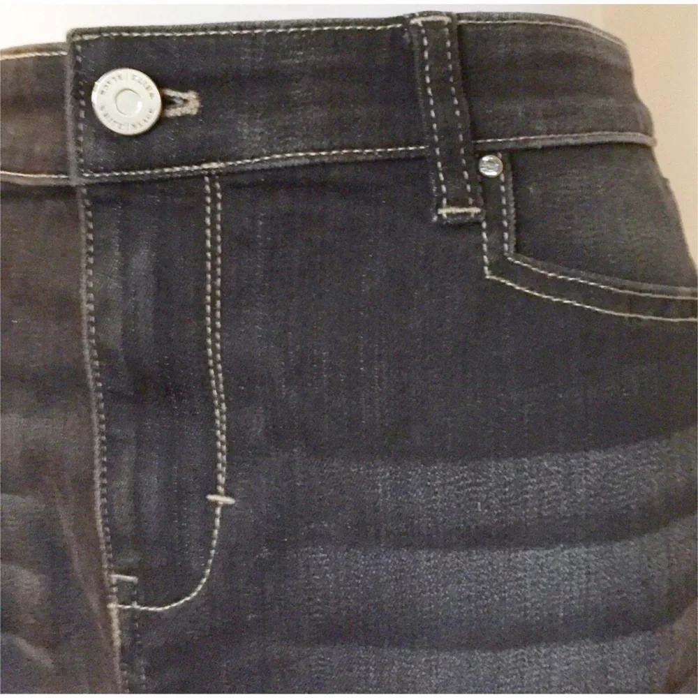 White House Black Market denim, mini skirt, sz 8 - Picture 3 of 3